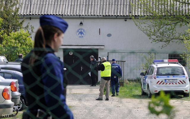 Sopron 2012. április 18.
                        Rendőrök helyszínelnek Sopronban az Anger réti lövészklub előtt miután 2012. április 17-én lelőtték a lőtér vezetőjét és a klub egyik tagját.