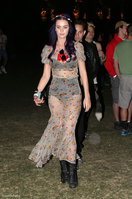 Katy Perry az átlátszó, nájlon hippiruhát Rihanna fellépőruhűit idéző fekete szettel próbálta kevésbé kurvássá tenni, sikertelenül. Sebaj, cserébe feldobta egy FEMEN-aktivista koszorújával