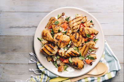Ropogósra sült csirke görögösen: paradicsomos, fetás salátával
