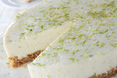 Csábító, lime-os sajttorta sütés nélkül: így lesz omlós a tészta