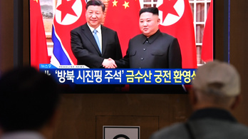 Tízezer ember, fegyveres díszköszöntés várta a kínai elnököt Észak-Koreában
