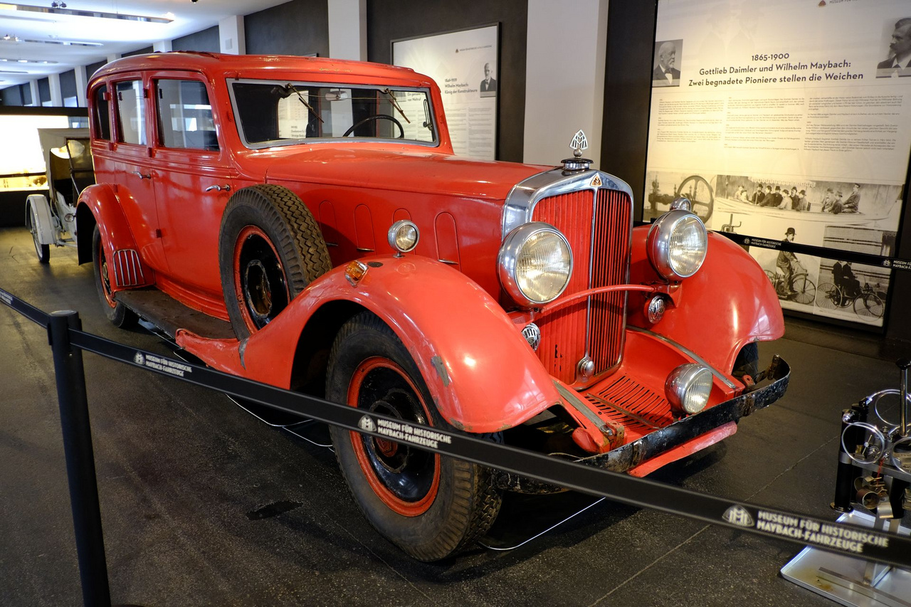 A Maybach volt a németek Rolls-Royce-a, ennél egyszerűbben nem lehet fogalmazni. Wilhelm Maybach Gottlieb Daimlerrel karöltve az autózás úttörői voltak, a Maybach autógyárat az öreg Wilhelm és fia, Karl 1909-ben alapította. Hathengeres, DSH nevű kis-Maybachból (a motorja így is 5,2 literes) összesen három maradt meg világszerte, Ez itt azért, mert a gladenbachi tűzoltóság használta a második világháború után
