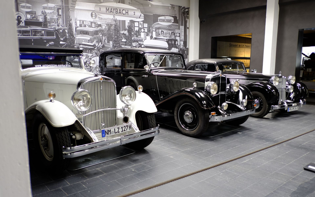 A neumarkti múzeumban a helyi készítésű Express motorkerékpár-kiállítás mellett a nagyobbik attrakció a 2500 négyzetméteres, húsz autót bemutató Maybach-múzeum. Nincs másik tárlat a világon, ahol a megmaradt 160 Maybachból ennyi lenne egy rakáson