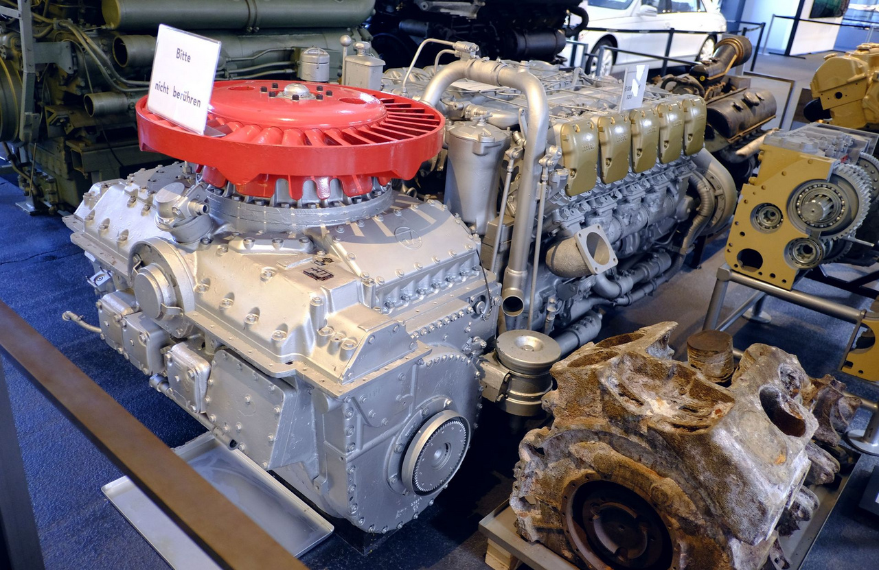 Bitte nicht berühren típusú Maybach harckocsi-motor (egyébként csak azt jelenti a felirat, ne taperold).  Az 1960-ban megjelent, 838 CaM 500-as, V10-es, kompresszoros dízelmotor 37 400 köbcentis és 830 lóerőt tud 2200-as fordulaton