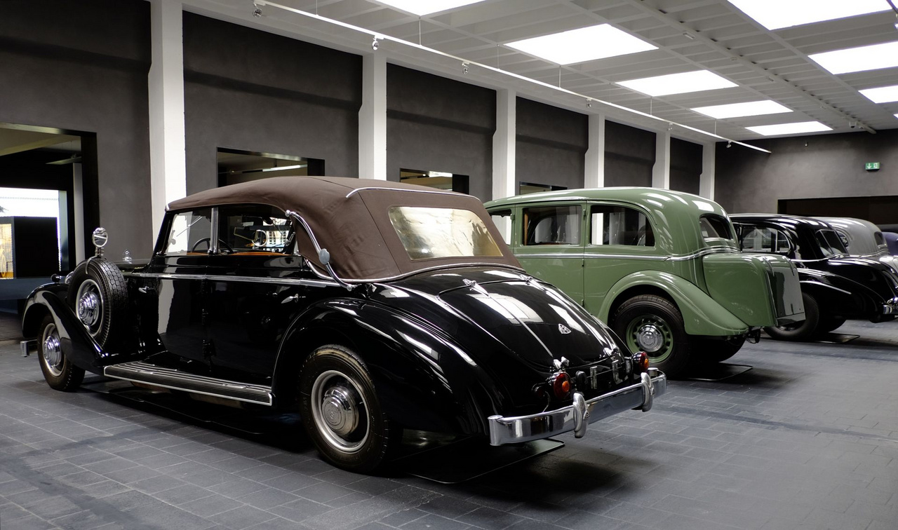 Az Esser-féle, 1939-ben készült Maybachban nem 3,8, hanem 4,2 literes a motor. A háború után a franciaországi Avignonban bukkant fel újra a kocsi, majd 1972-ben visszakerült Németországba. Ez az autó látható Jean-Paul Belmondo Ászok ásza című filmjében is