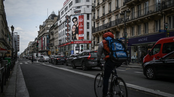 Papír nélküli bevándorlókkal tekertetik a biciklit a francia futárok
