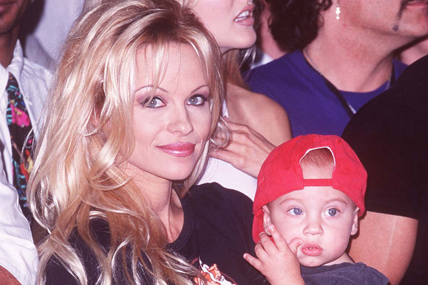 Pamela Anderson idősebb fia irtó sármos friss fotóin - Így néz ki a 23 éves Brandon