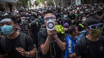 Fél napra megbénították Hongkongot a tüntetők