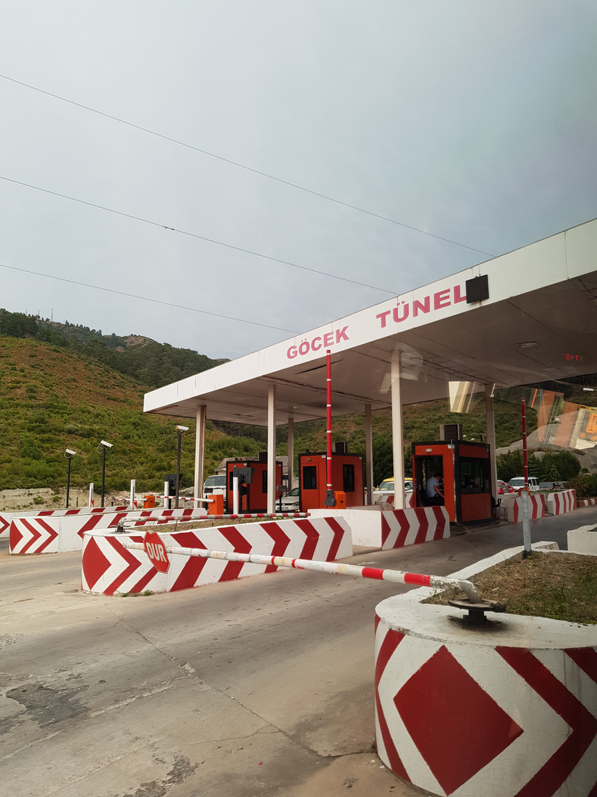 Törökország ezen részén nincs útdíj, helyette az alagutakon való átkelésért sápolják le a derék autósokat, ami jellemzően néhány lira
