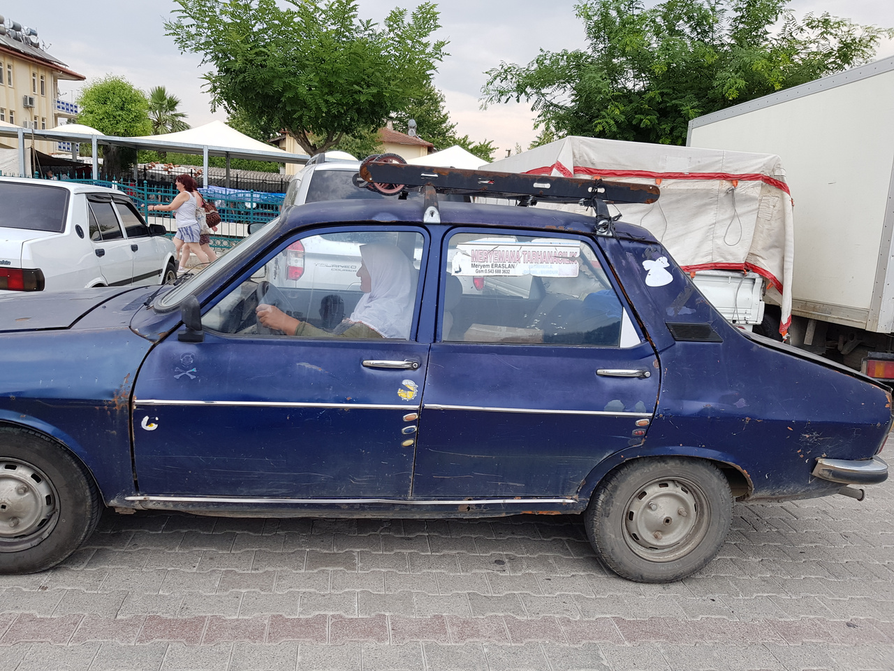 ...és ezzel közlekednek 1. Nem, nem Dacia, Renault 12-vel viszi az asszony a portékát a hetente, keddenként megrendezendő óriási utcai bazárba Fethiyében. A Tofaşok mellett ezek a másik matuzsálemi korban lévő túlélők, itt-ott felbukkan néhány Lada Samara is