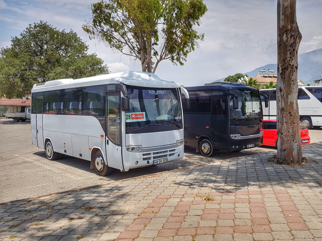 A Koç birodalom másik ékköve az Otokar, amelynek főleg mini- és midibuszaival elvétve itthon is találkozhatunk. A kisméretű Sultan széria nagyon fontos szerepet játszik a rövid- és közepes távú személyszállítás területén, de természetesen gyártanak teljes méretű, távolsági közlekedésre alkalmas buszokat is. Ez a cég is 1963 óta létezik folyamatosan és ők is gyártanak a hadiipar számára, hasonlóan a BMC-hez