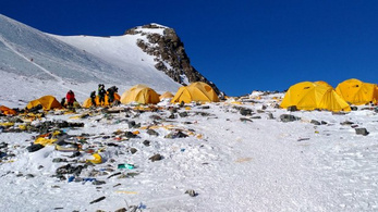 Nyolcezer kilónyi emberi ürülék van a Mount Everesten