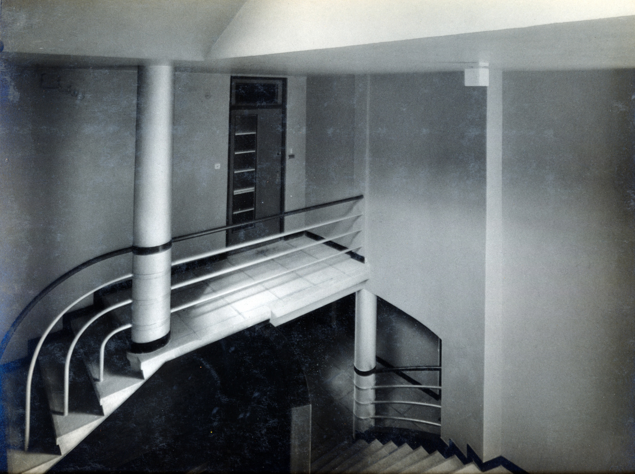 Az izgalmas formák megelőlegezik azokat a gyönyörű lépcsőházakat, amelyek majd Újlipótvárosban, vagy épp a Margit körúton épülnek.