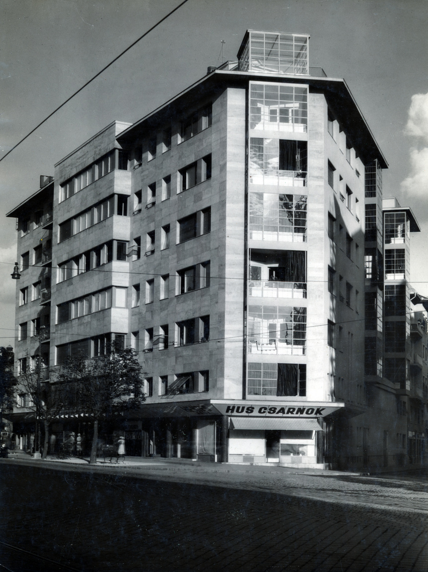 A Simplon-ház egy hegyes szögű saroktelekre épült 1934-ben, a Móricz Zsigmond körtérnél, a Bartók Béla (akkoriban Horthy Miklós) útra. Ez volt az első modern stílusú bérház Budapesten. Az utána követekezők közül kevés van, amelyik el tudta érni ennek a színvonalát.Acélvázas szerkezete van, aminek egyetlen oka, hogy a lakásínséget úgy csillapította a főváros, hogy adómentességet adott a főútvonalak mentén épülő bérházaknak - feltéve, hogy időben elkészülnek. Ezt tempót pedig csak ezzel a technológiával lehetett elérni.A tető szintje fölé nyúló üveg "toronydíszítményt" ma már hiába keressük, de a ház aljában meglepő módon azóta is működik a hentes. Manapság Ica mama húsboltjának hívják.
