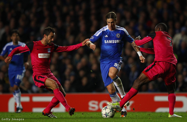 50 millió fontért, mintegy 60 millió euróért adták el a Premier League-történet legdrágább átigazolásaként a Chelsea-nek. Torres a Chelsea - KRC Genk mérkőzésen 2011. október 19-én.