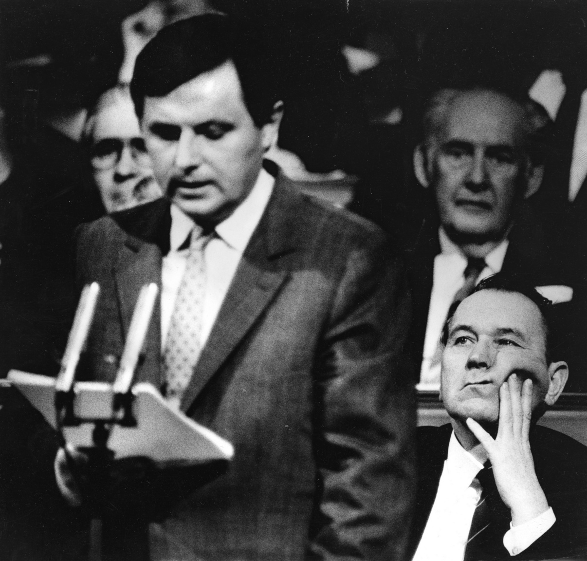 Németh Miklós miniszterelnök a Parlamentben. Jobbra tőle elődje Grósz Károly. Az év: 1989
                        