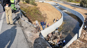 Falnak ütközött egy menekültekkel teli furgon Törökországban