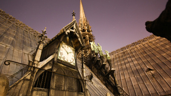 Egy raktárban bukkantak rá a Notre-Dame összetört órájának másolatára