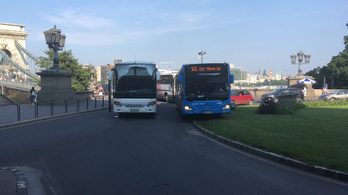 Lerobbant busz okozott közlekedési káoszt a Clark Ádám téren