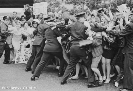 A rendőrök próbálják visszafogni a Rolling Stones rajongóit 1964-ben