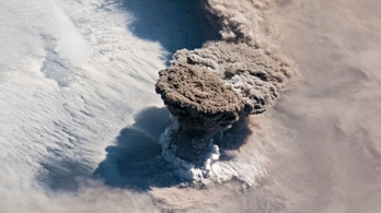 Gombafelhővel tört ki a Raikoke-vulkán