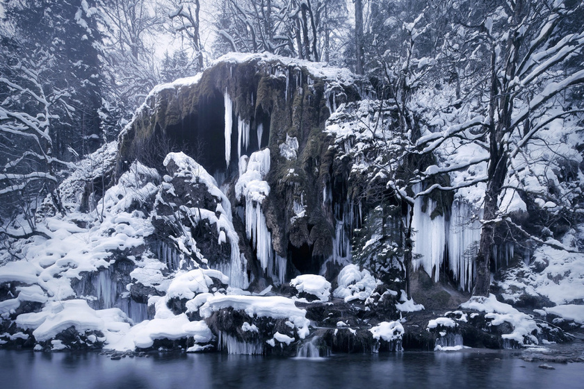 Mintha egy elvarázsolt képeslapot néznénk: a téli erdő látványa semmihez sem fogható