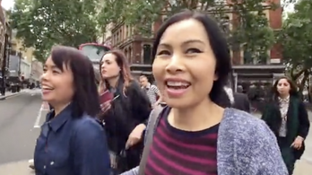 Szelfizés közben rögzítették a zsebelést a zebrán átkelő nők Londonban
