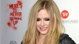 Több év kihagyás után, jótékony célból indul újra turnéra Avril Lavigne