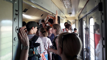 Tömött postavagonokba terelték a diákokat Szlovákiában, többen rosszul lettek