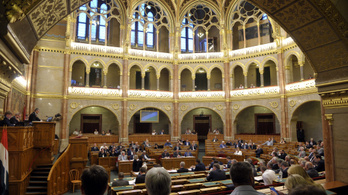 Elhalasztották a kormánypártok a vitatott köznevelési törvény megszavazását