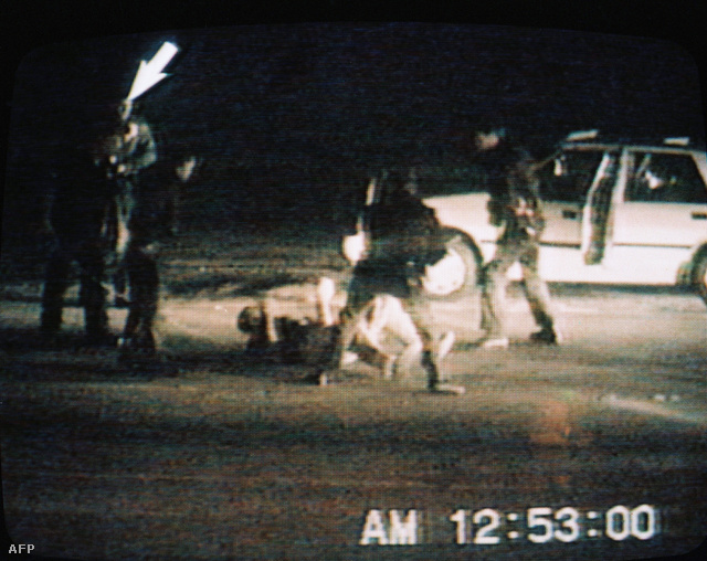 1992. április 29-én több napig tartó súlyos zavargások törtek ki Los Angelesben. A város egyes részei teljesen elszigetelődtek. A rendbontást hat nap alatt tudta csak együttes erővel megfékezni a rendőrség, a városba vezényelt kétezer Nemzeti Gárdista és a később csatlakozott tengerészgyalogság.
                        A Rodney King, 1991. március 3-i megveréséről készült videó, amit a CBS televíziós csatorna még abban a hónapban bemutatott. A fekete Kinget fehér rendőrök verték össze brutálisan, mint később kiderült, ártatlanul. A felvételt George Holliday, egy amatőr videós készítette és adta el először a helyi tévé társaságnak.