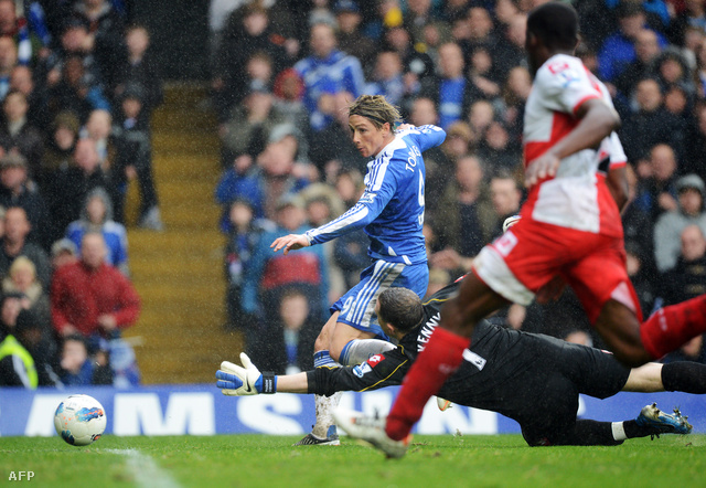 Fernando Torres gólt szerez a QPR ellen