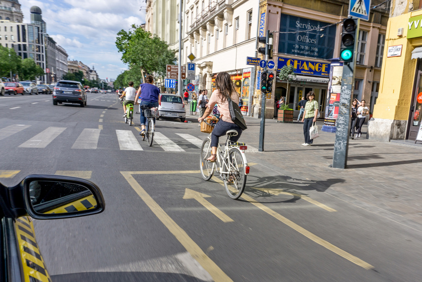 Szabad-e a buszsávban kerékpározni? 10 fontos KRESZ-kérdés, amit bringásoknak tudni kell