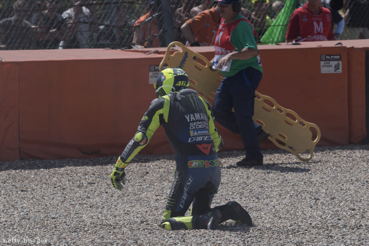 Rossi a kavicságyban, miután kiütötte a hondás Nakagamit Assenben 2019. június 30-án