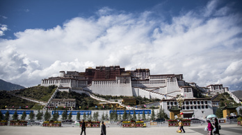 Először van nyár egy tibeti városban 3650 méteren
