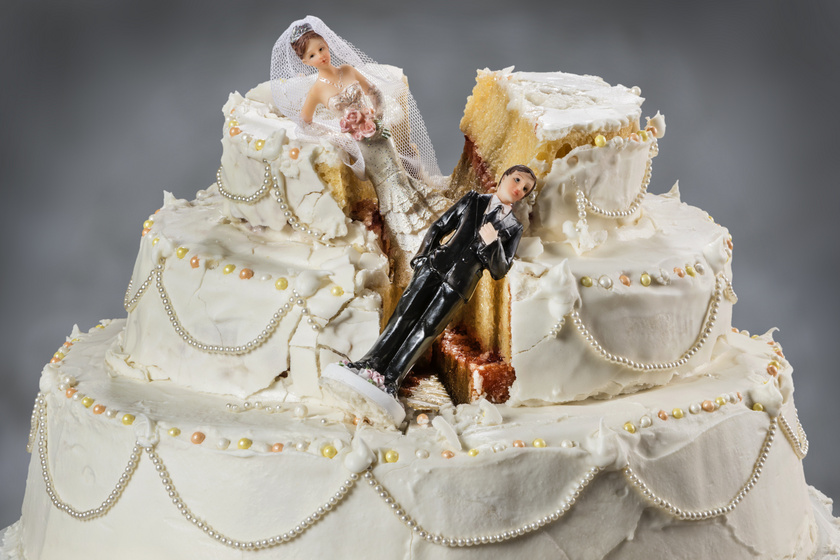 Ilyen szörnyű esküvői tortákat még nem láttunk - Borzalmasra sikerültek a romantikusnak tervezett desszertek