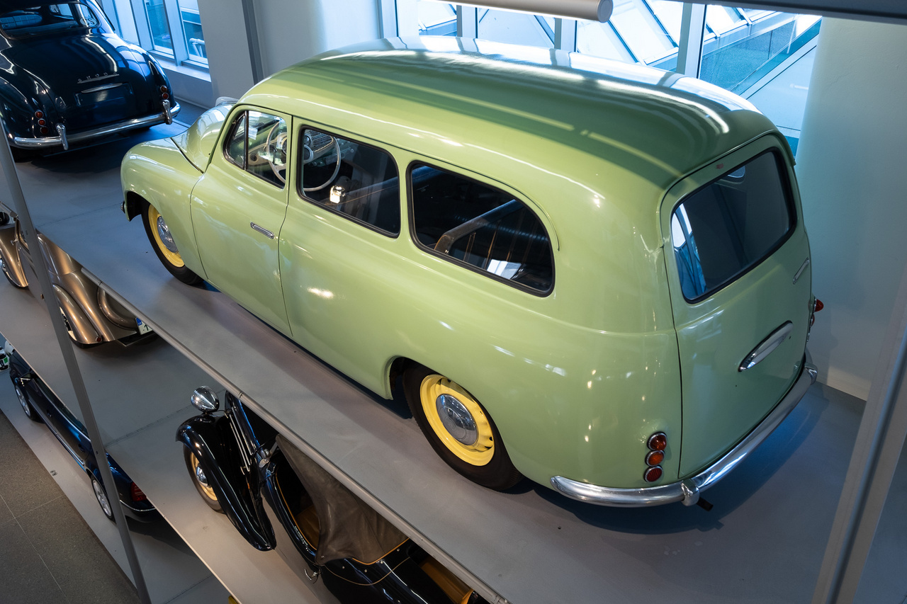 Az 1200-as 1952-56-ig készült, limuzin-, kabrió- és kombikivitelben. Ki tudja kitalálni, ez melyik?