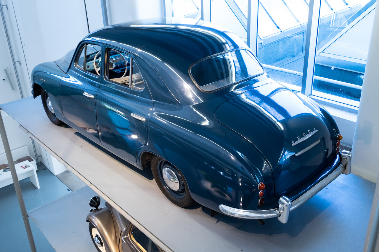 Skoda 1200, az első Mladá Boleslav-i autó teljes önhordó acélkarosszériával és már 12 voltos elektromos rendszerrel, 1952-ből. Kevés készült belőle, de marha elegáns