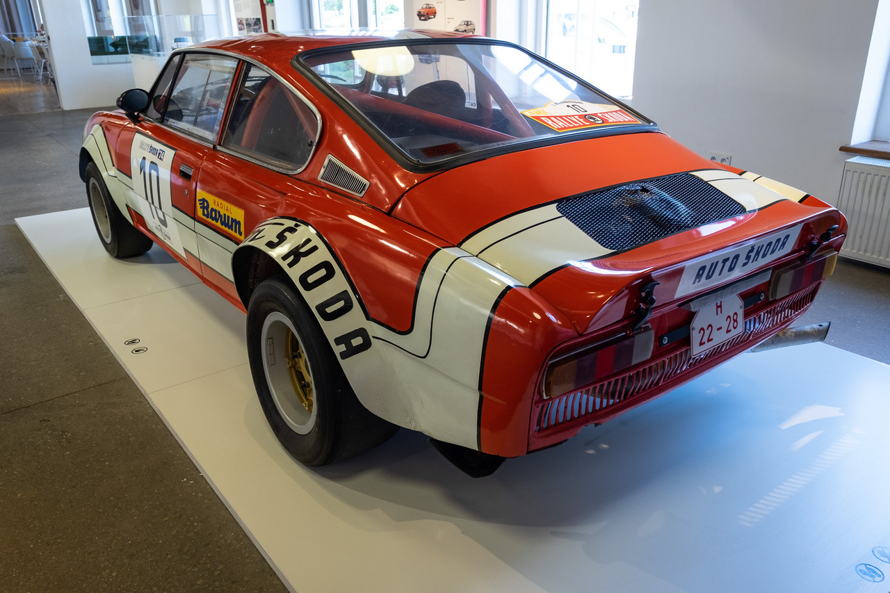 Az 1974-es Skoda 200RS hat centivel szélesebb és tizenöt centivel alacsonyabb volt a 110R-nél, farában pedig 1,8 vagy kétliteres motor üvöltött, nyomatékát ötfokozatú Porsche-származék váltón át juttatva a hátsó kerekekhez