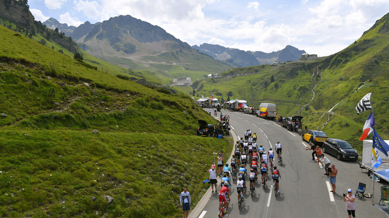 Az egekben jár a brutálissá váló Tour de France