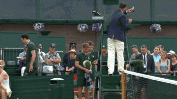 A teniszezőknek menekülniük kellett az előtörő víz elől Wimbledonban