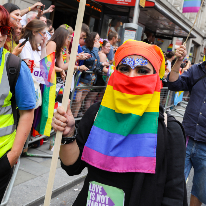 Muzulmánok és rendőrök is szivárványba öltöztek a londoni pride-on