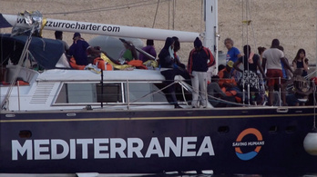 Olaszország a haditengerészetet is bevetné az illegális bevándorlók ellen
