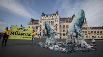 Hulladékból készült bálnákat állítottak fel a Parlament elé