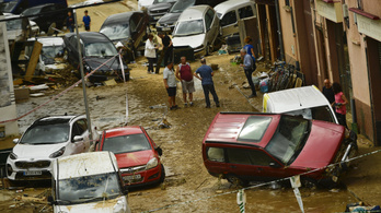 Hirtelen jött hatalmas eső miatt villámárvíz pusztított Spanyolországban