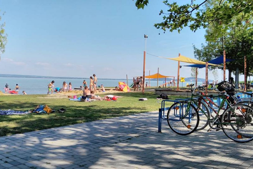 Mutatjuk a Balaton legjobb strandjait: idén ők kapták meg a Kék Hullám Zászló minősítést