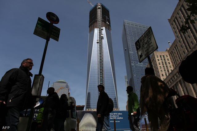 A 100. emelet első tartóoszlopának helyrekerülésével a One World Trade Center elérte a 381 méteres magasságot, amely valamivel több, mint az Empire State Building kilátószintje, így április 30-tól már ez a legmagasabb épület New Yorkban, ha az antennák által jelentett pluszmagasságot nem számítjuk.