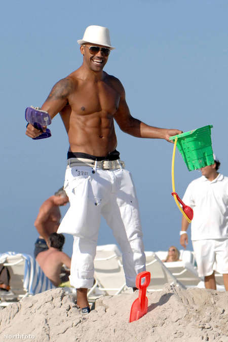 Shemar Moore a strandon homokozik Miamiben