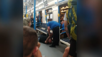 Az utasok is csak bámulták, ahogy a két biztonsági őr kivonszolja az ájult utast a metróból