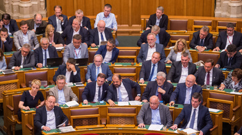 Megszavazta a parlament az alternatív oktatást nehezítő köznevelési törvénycsomagot